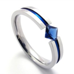 Anillo De Titanio Con Diamante Azul