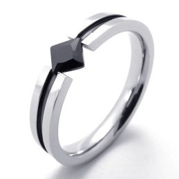 Anillo De Titanio Con Gema Negra De Moda