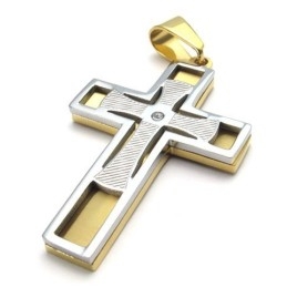 Colgante De Cruz De Titanio Con Un Brillo De Color Finamente Procesado Que Le Otorga Una Larga Reputación.